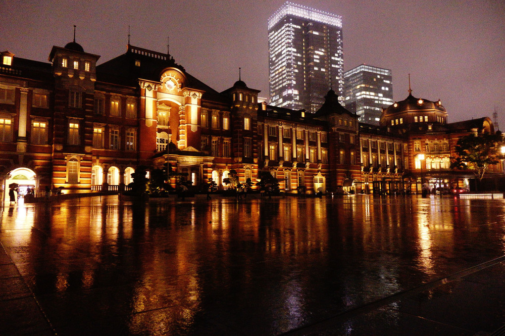 台風が近づく雨の歩道に映える東京駅舎♪♪
