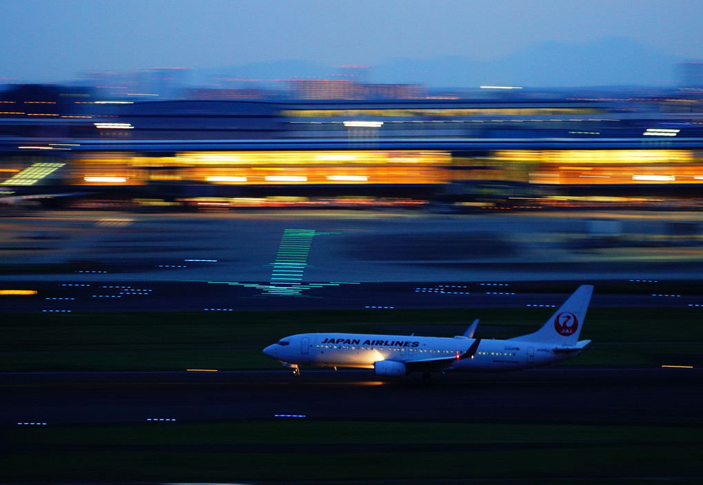 羽田空港A滑走路より夕刻～夜の出発便を流し撮りで♬
