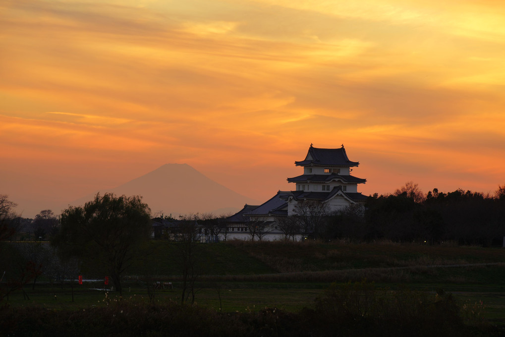 夕景、富士山と関宿城