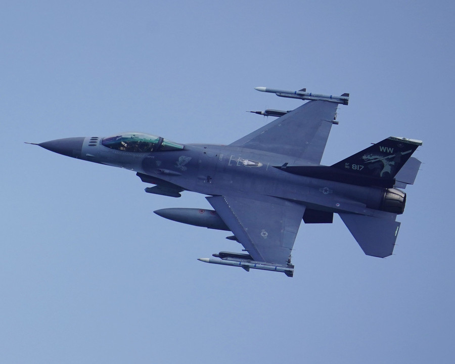 　F-16 デモ機　捻り