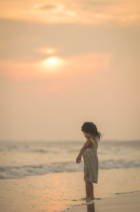 海と夕陽と娘
