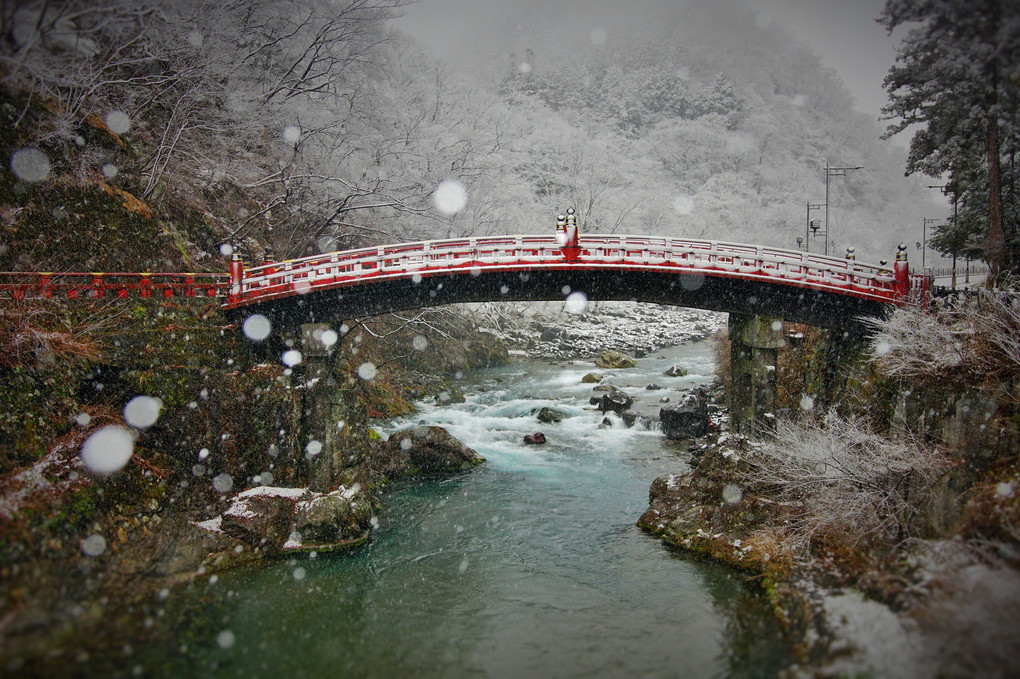 雪降る神橋