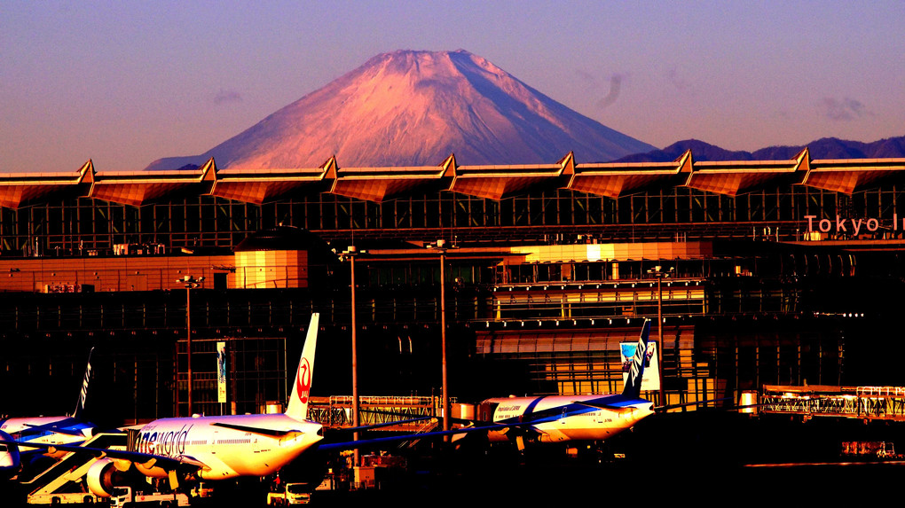 早朝の富士山＠羽田空港
