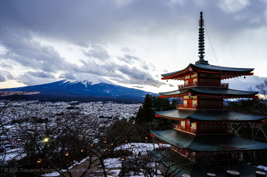 冬の忠霊塔と富士山