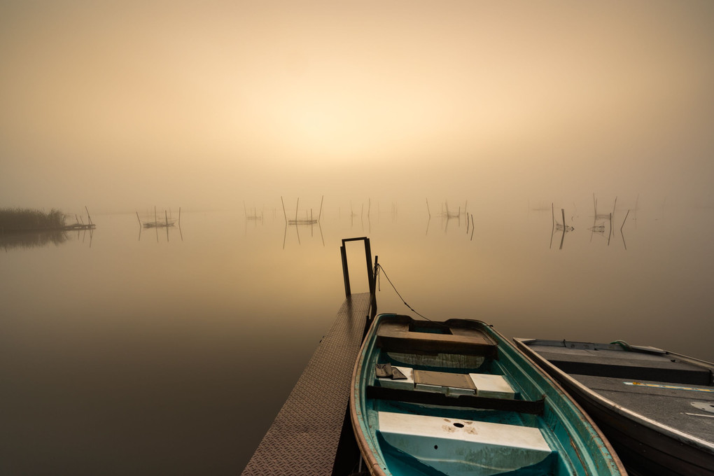 釣り船と朝霧