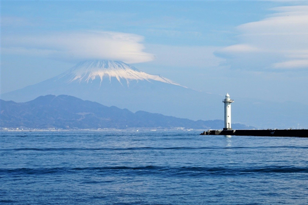 清水真埼灯台と富士の笠雲
