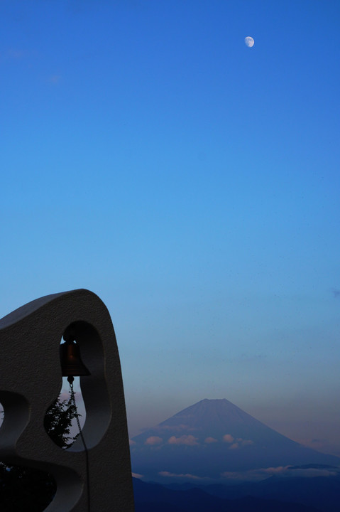 幸せの鐘と富士山と月！