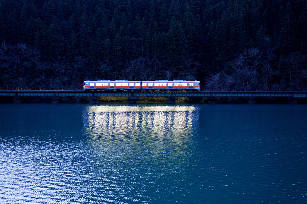 ダム湖の一番電車