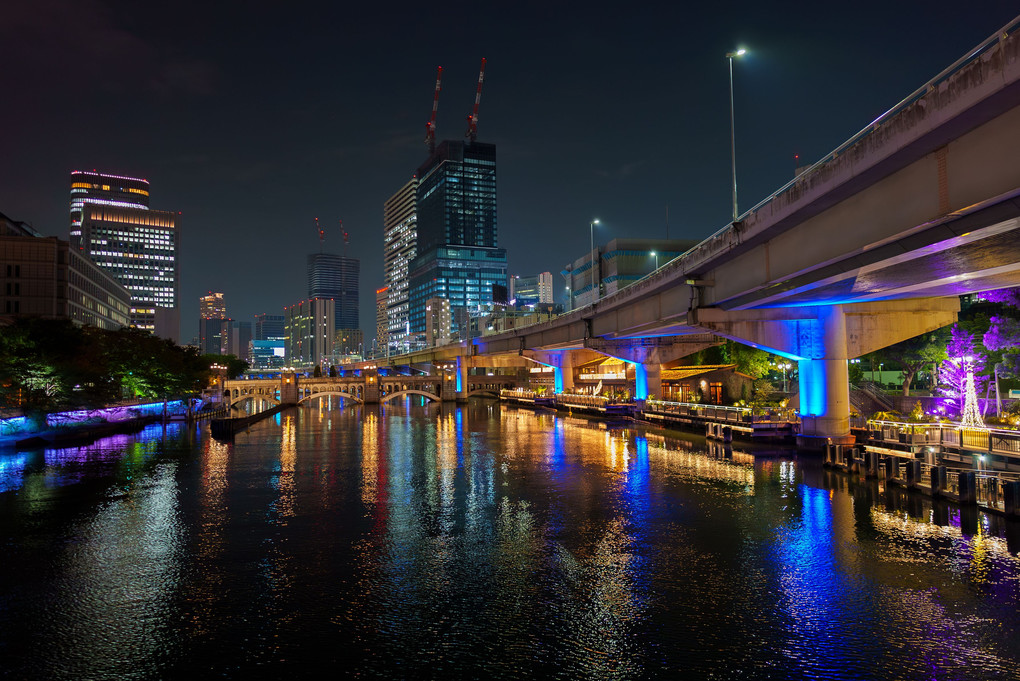 夜の大阪の街