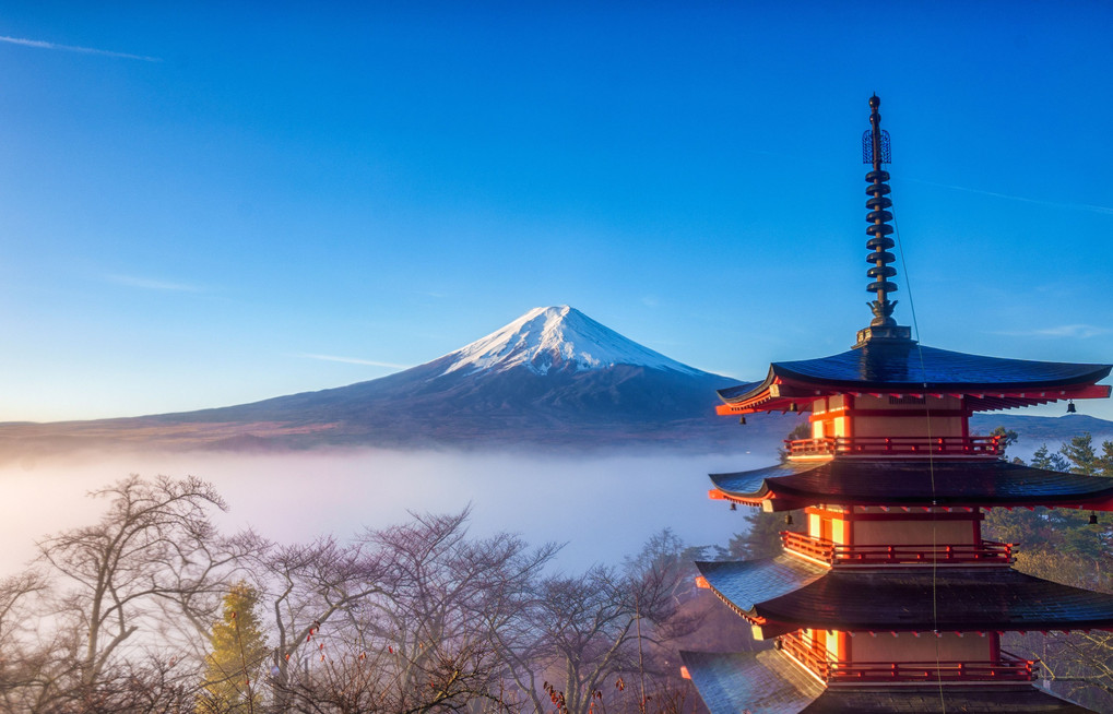 富士山と雲海と忠霊塔
