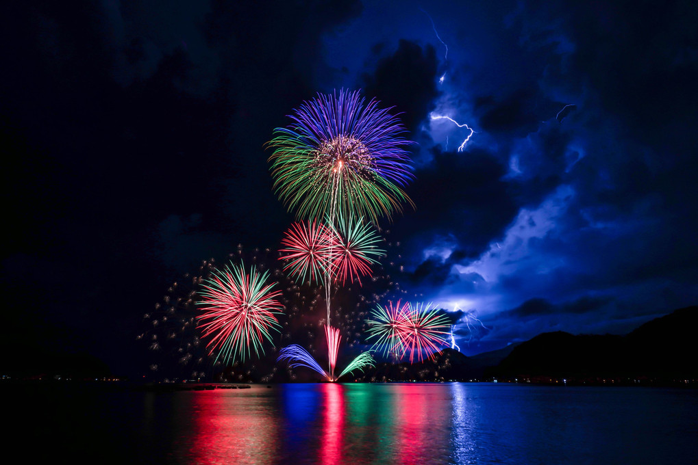 花火と稲妻と伊根湾のリフレクション#カレンダー2024
