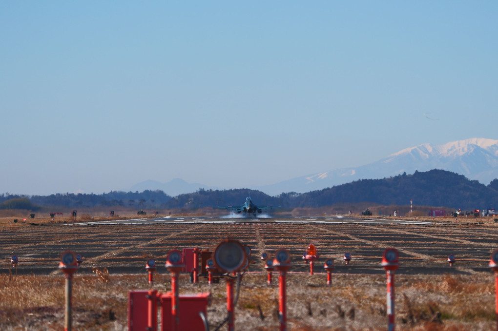 冬晴れの山とF-2B