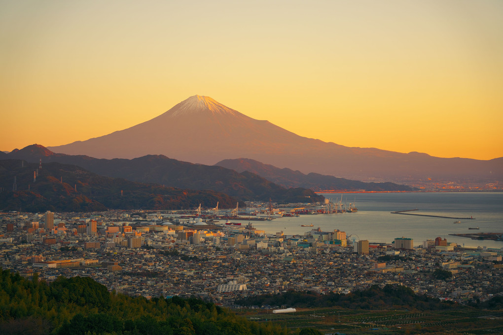 清水港越しに富士山のモルゲンロートを望む