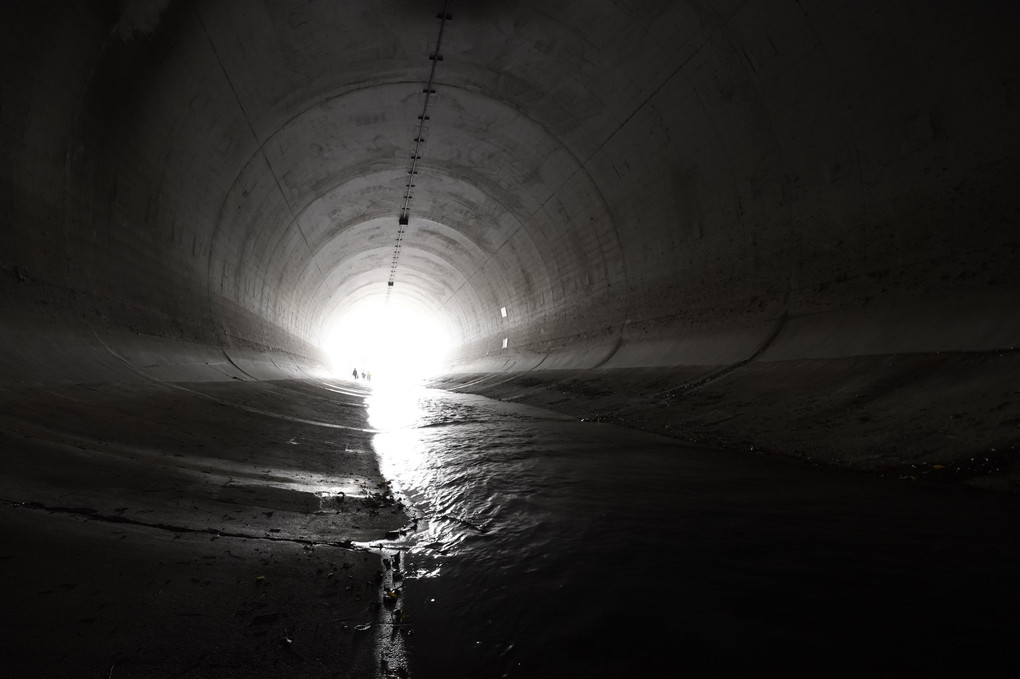 光の輪の先 -湊川隧道-