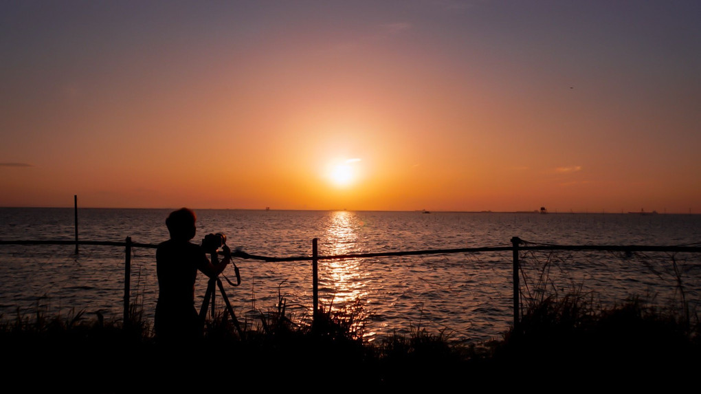 夕日を撮るカメラマン