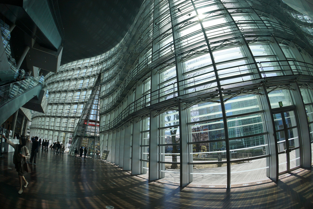 東京ブラ散歩；国立新美術館