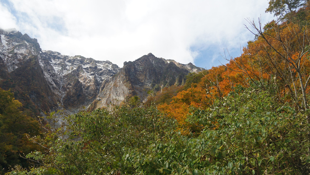 初冠雪と紅葉に彩られそそり立つ岩壁
