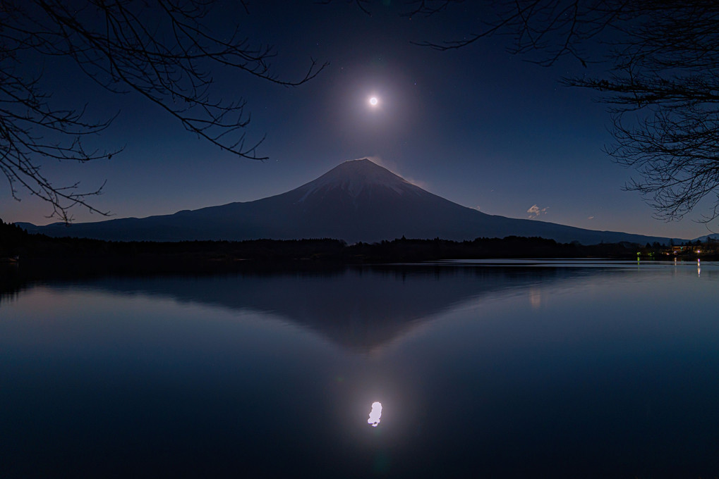 昇る月と富士