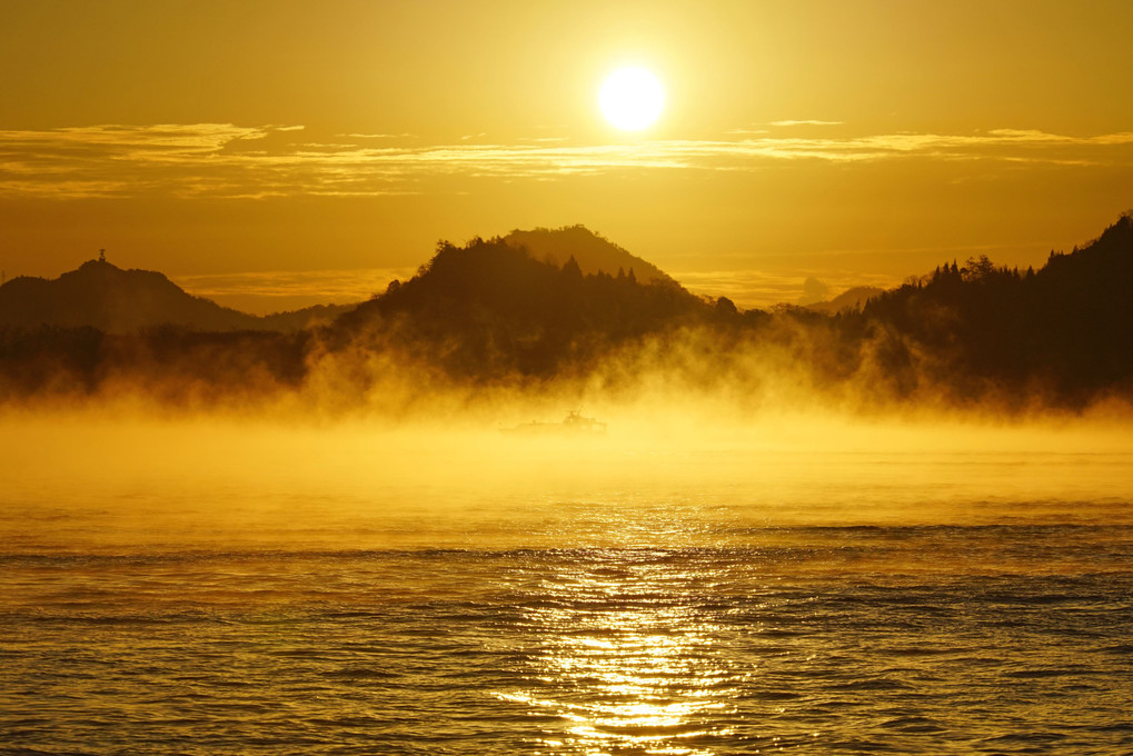 神話の朝　～三原の海霧～