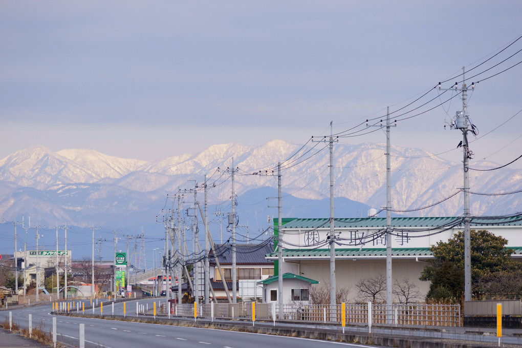 那須の雪山を望む国道4号