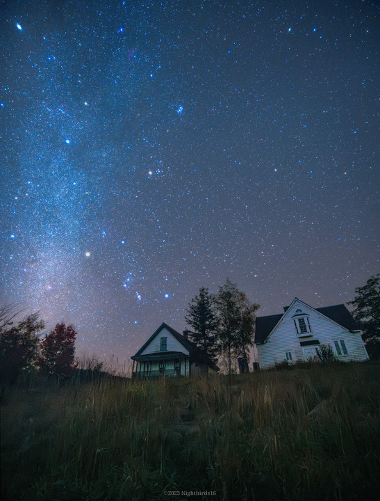 星を見上げる家