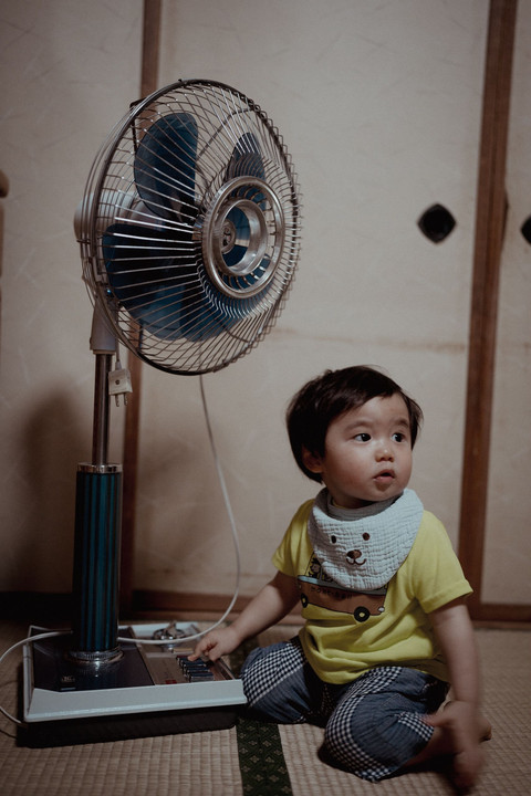 昭和の扇風機と1歳児