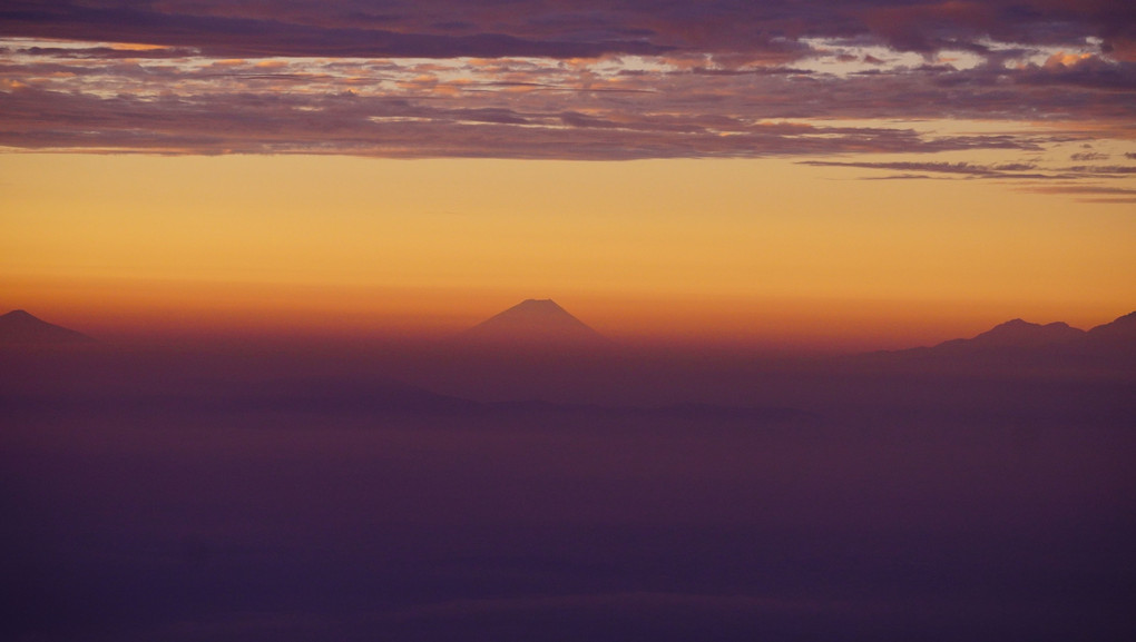 暁に浮かび上がる富士の山