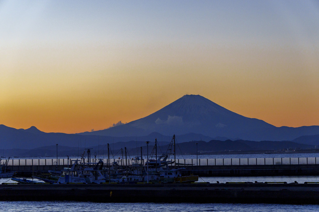 富士山と片瀬漁港