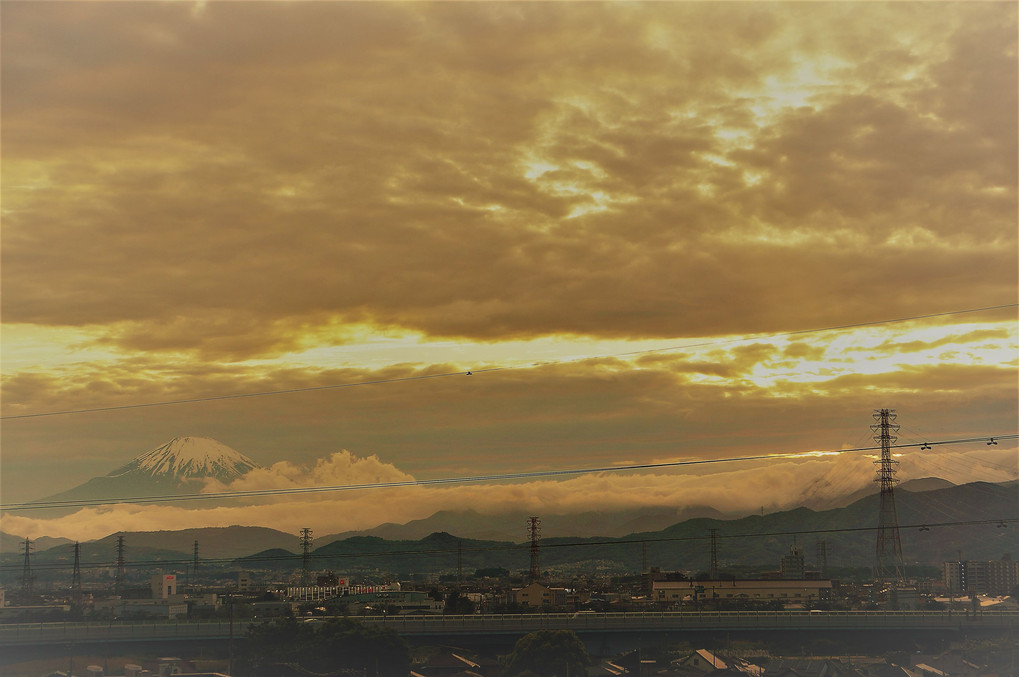 曇天の富士山
