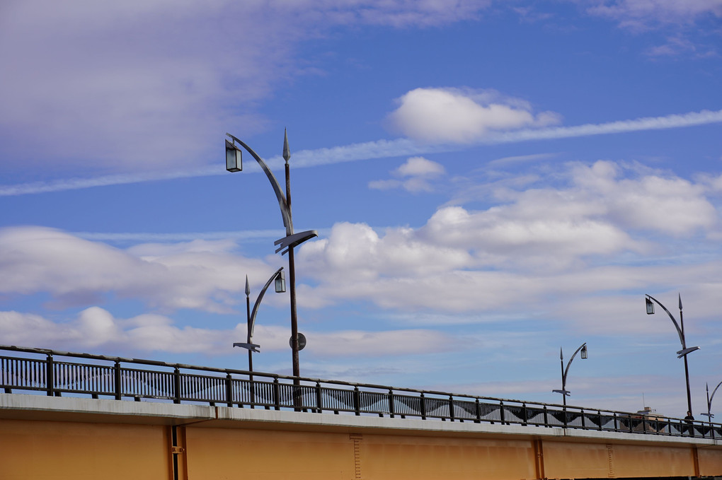 橋の上にできた飛行機雲
