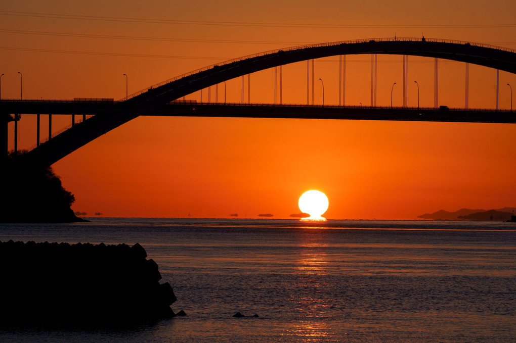 大橋の下にダルマ夕陽