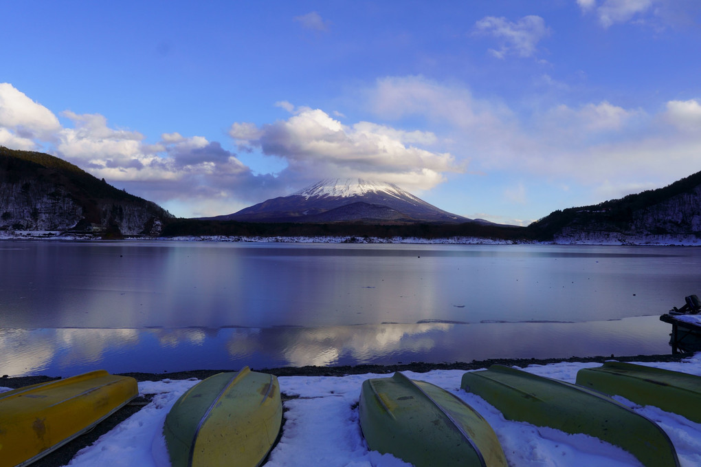 厳冬期の精進湖と富士山