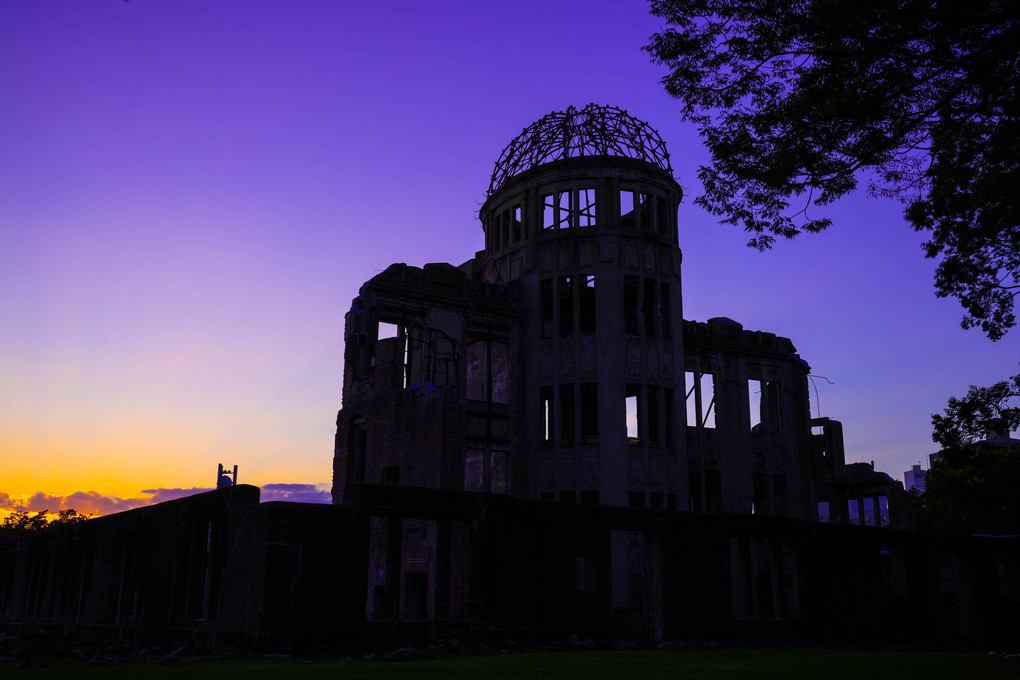 夕暮の原爆ドーム