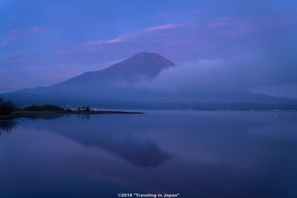 日の出前に富士山が顔を出す
