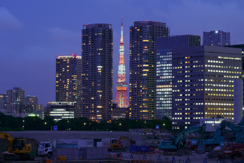夜のタワマン隙間東京タワー