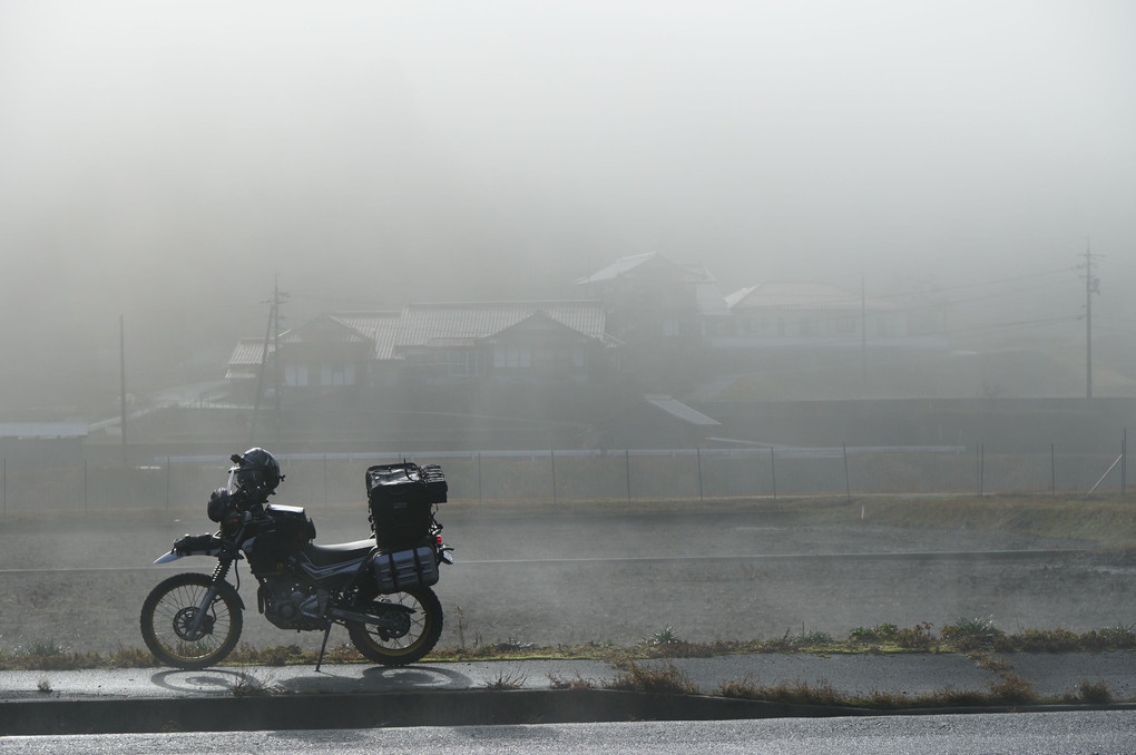 朝霧とバイク（北広島町）
