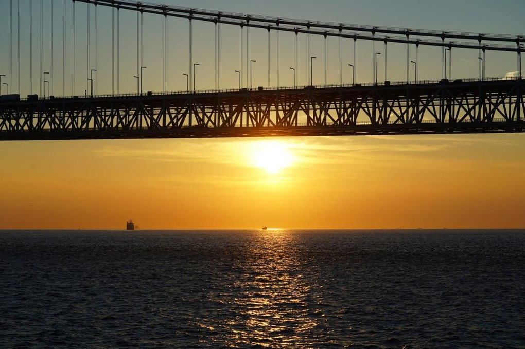 明石海峡大橋の夕暮れと浮ぶ船