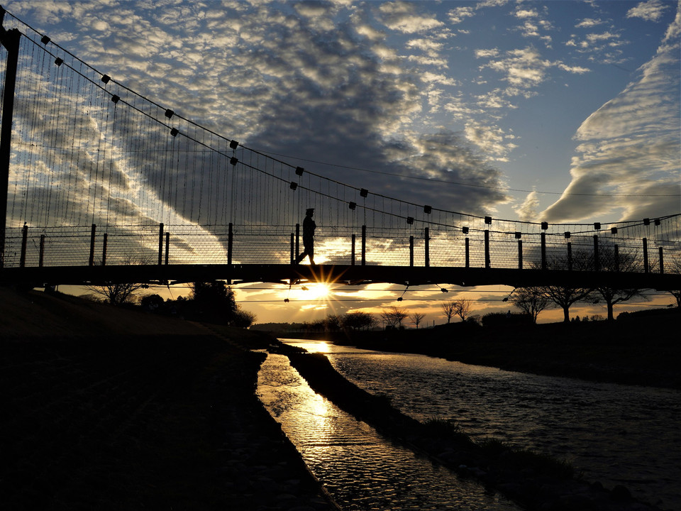 夕日とつり橋