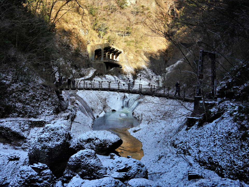 雪景色のつり橋