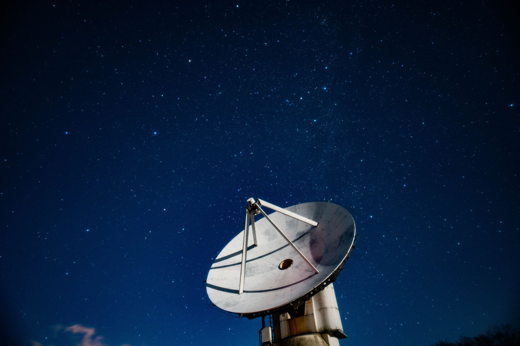 電波望遠鏡と星空