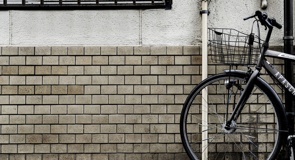 壁と自転車　街角スナップ