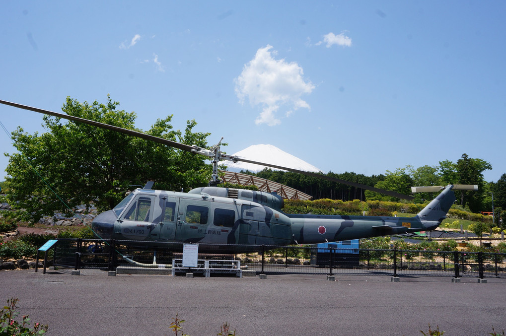 富士山と自衛隊ヘリ