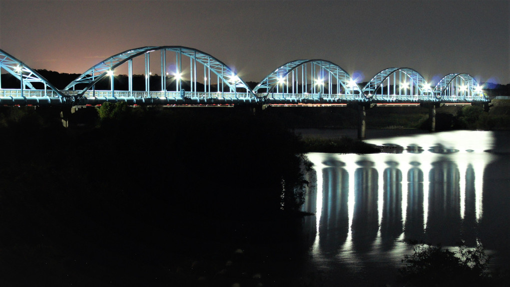 光芒が映える水道橋