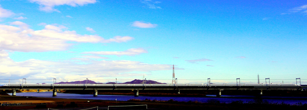 8両編成のハローキティー新幹線が加古川を渡る
