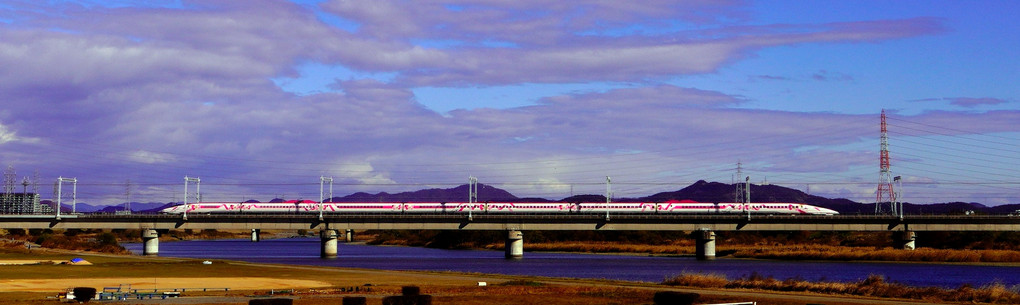 8両編成のハローキティー新幹線が加古川を渡る