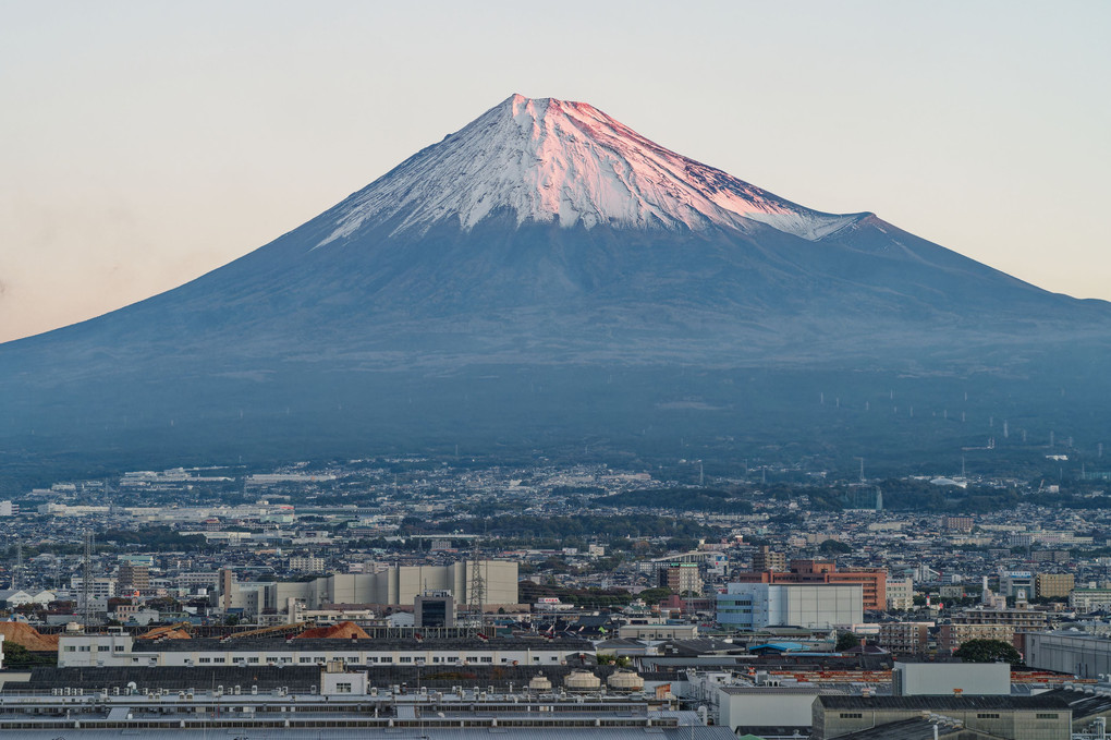 朝日に照らされる富士山