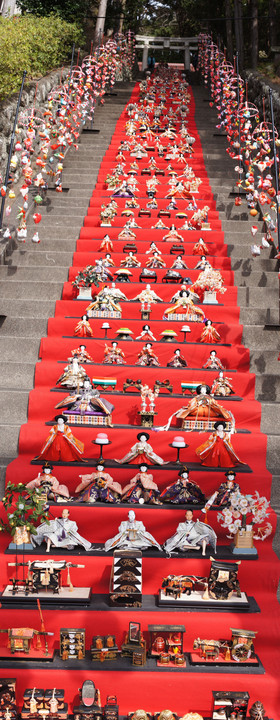 稲取・すさのう神社の１１８段　雛段飾り