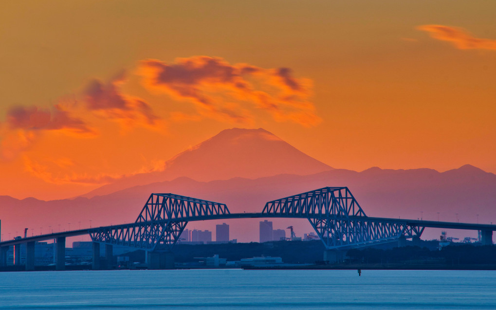 夕焼けに輝く雲・富士山＆東京ゲートブリッジ風景