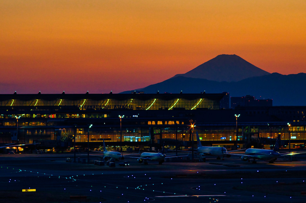 シルエット富士山夕景＠羽田空港T1