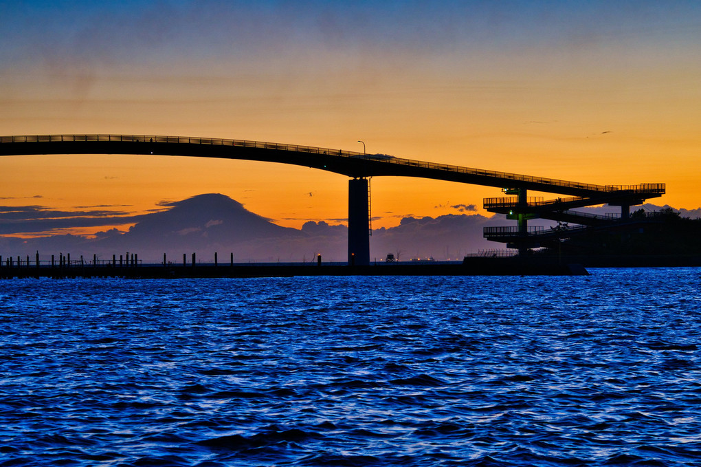 雲と煙の富士山夕景＠中の島大橋/木更津